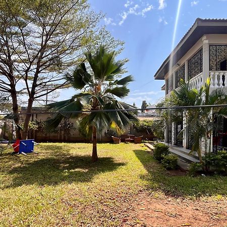 Akogo House - Bnb , Hostel, Backpackers & Volunteer Center Mombasa Esterno foto