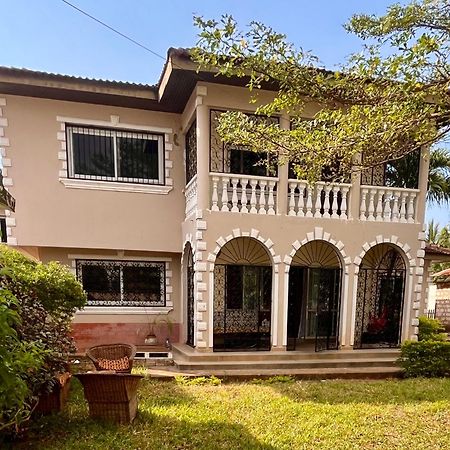 Akogo House - Bnb , Hostel, Backpackers & Volunteer Center Mombasa Esterno foto