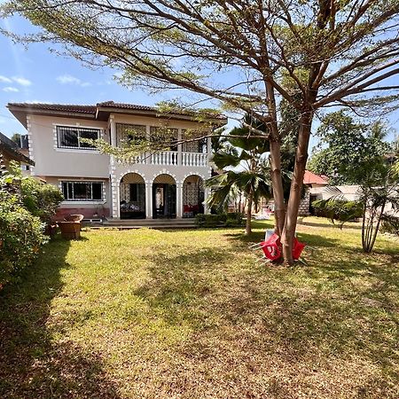Akogo House - Bnb , Hostel, Backpackers & Volunteer Center Mombasa Esterno foto