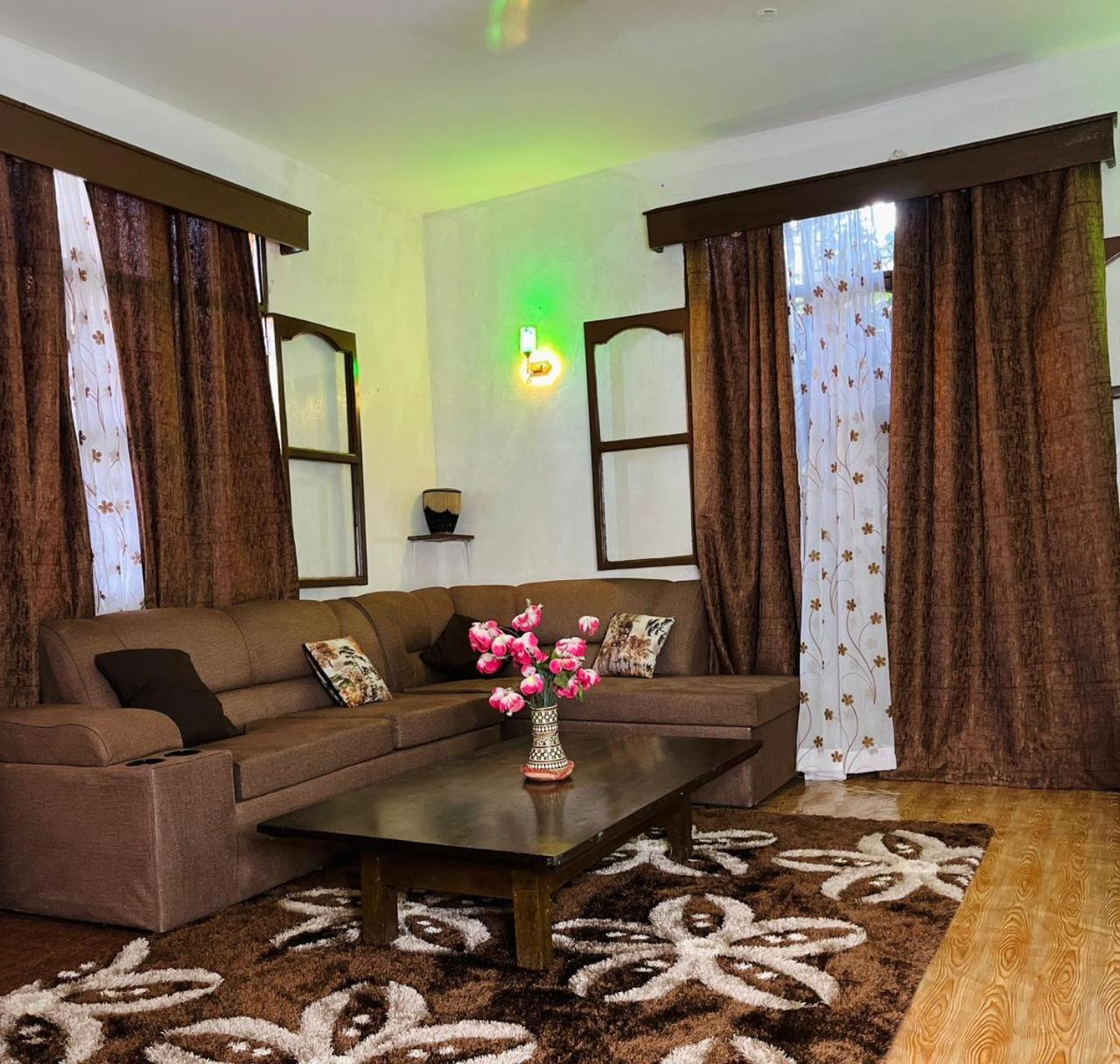 Akogo House - Bnb , Hostel, Backpackers & Volunteer Center Mombasa Esterno foto