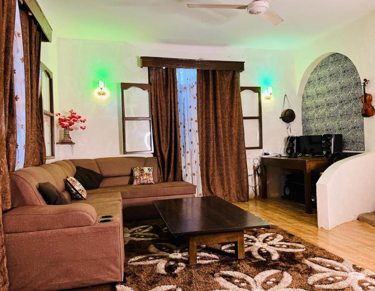 Akogo House - Bnb , Hostel, Backpackers & Volunteer Center Mombasa Esterno foto