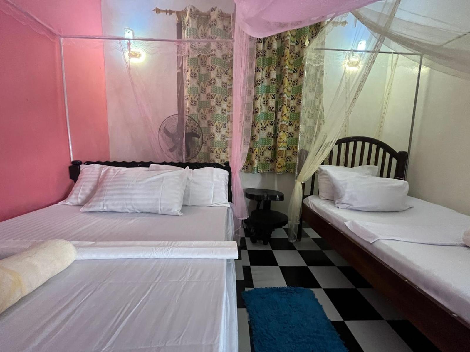 Akogo House - Bnb , Hostel, Backpackers & Volunteer Center Mombasa Esterno foto