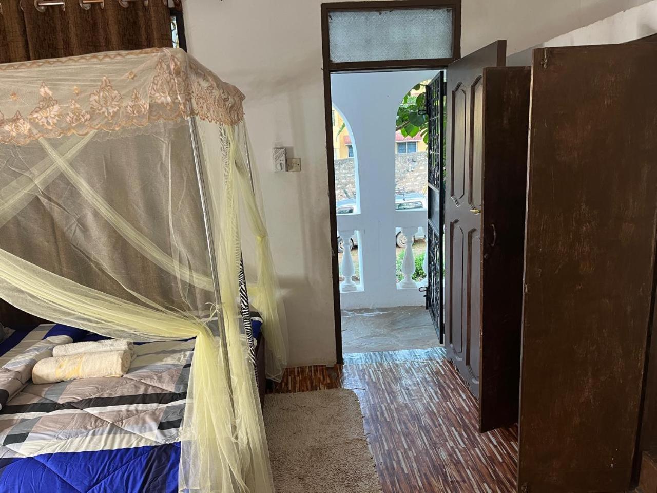 Akogo House - Bnb , Hostel, Backpackers & Volunteer Center Mombasa Esterno foto