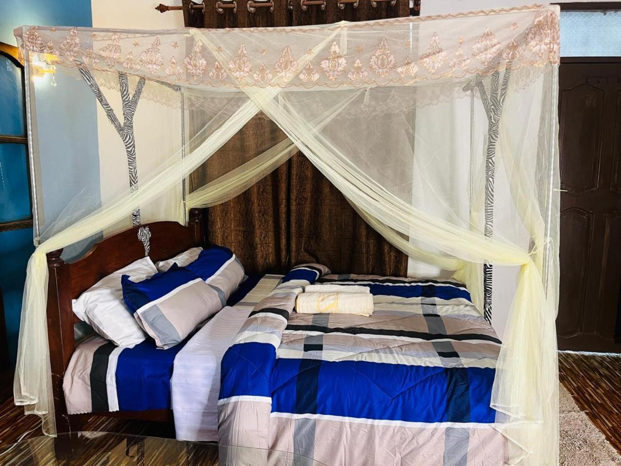 Akogo House - Bnb , Hostel, Backpackers & Volunteer Center Mombasa Esterno foto