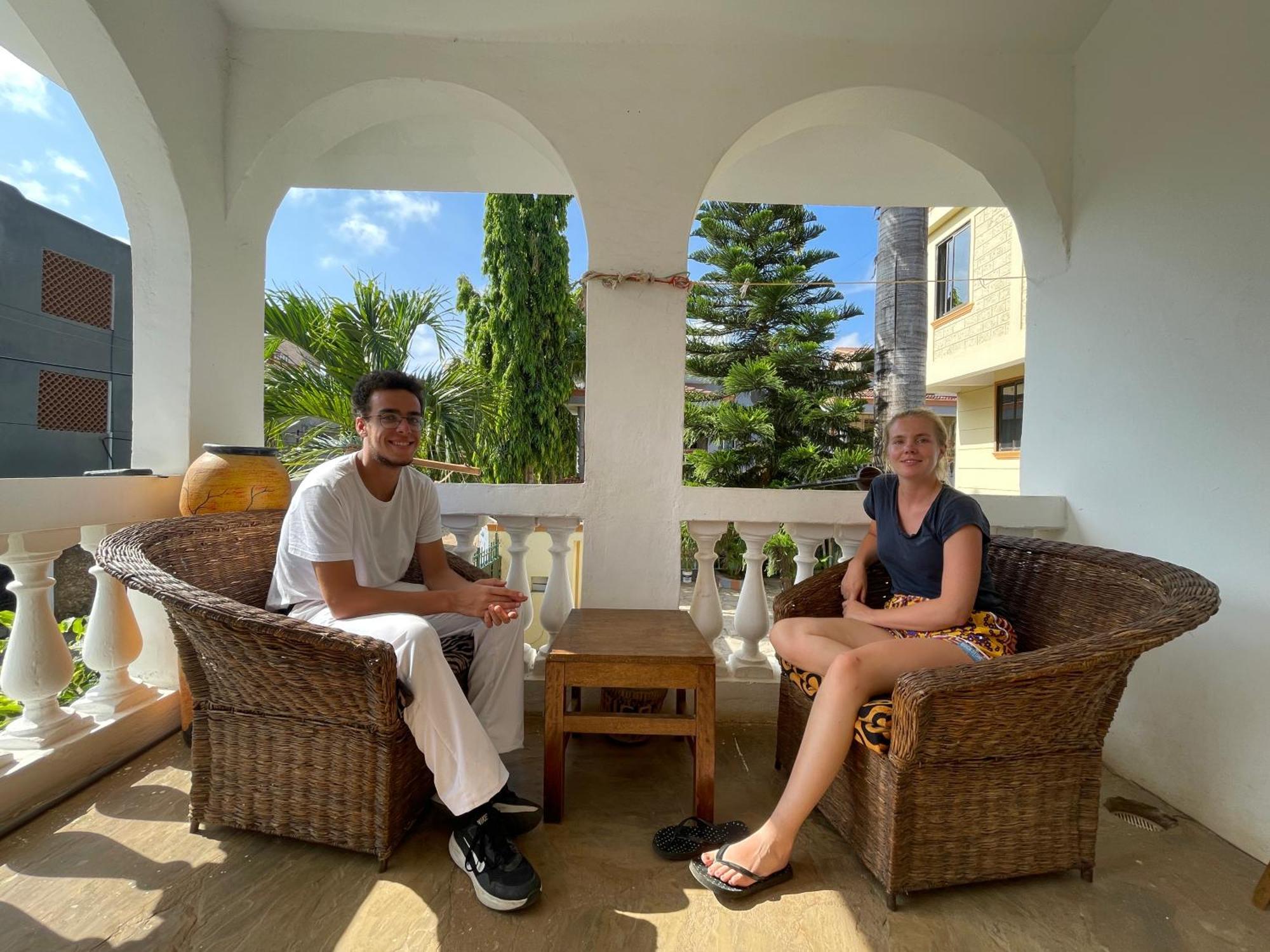 Akogo House - Bnb , Hostel, Backpackers & Volunteer Center Mombasa Esterno foto