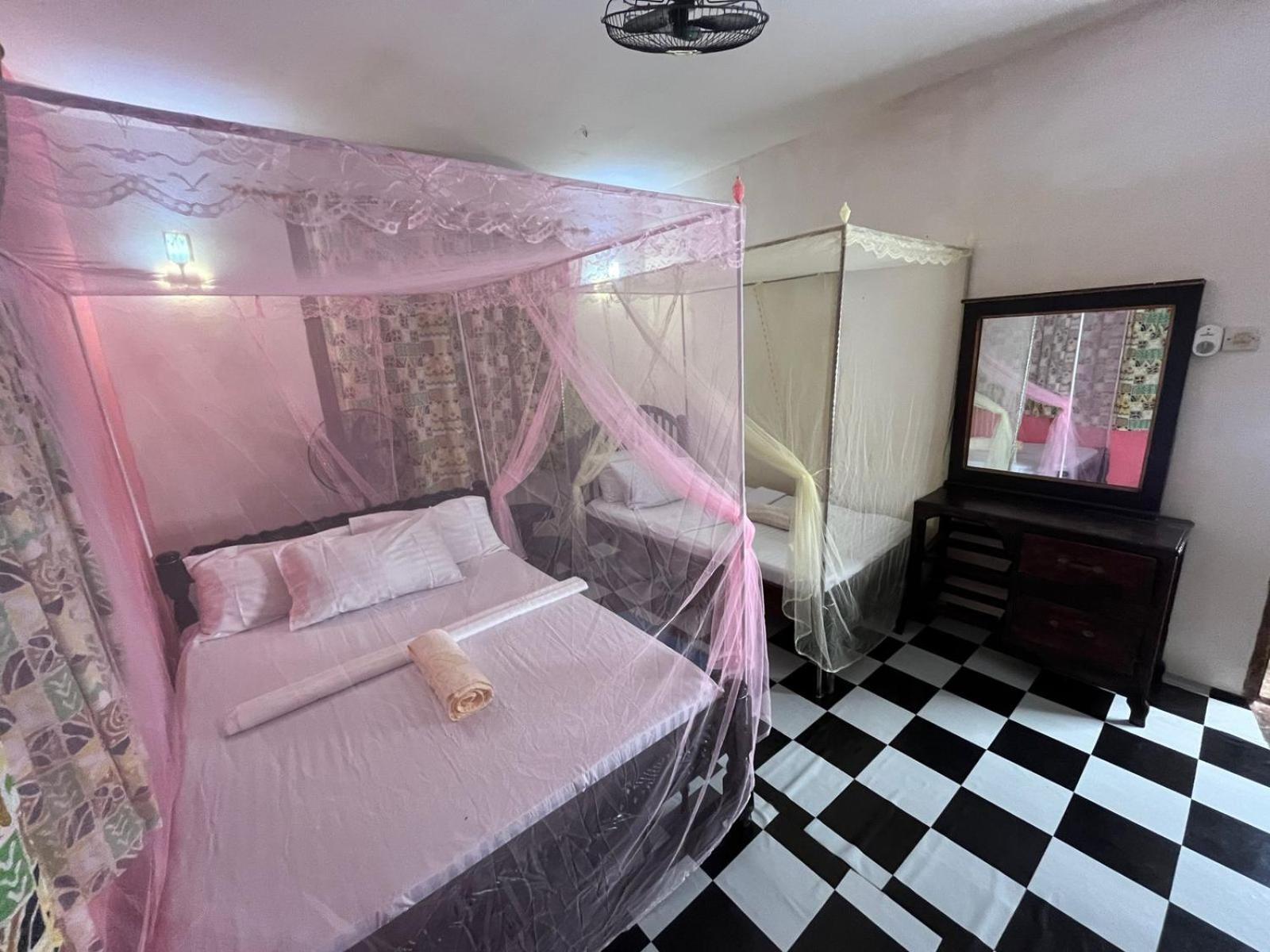 Akogo House - Bnb , Hostel, Backpackers & Volunteer Center Mombasa Esterno foto