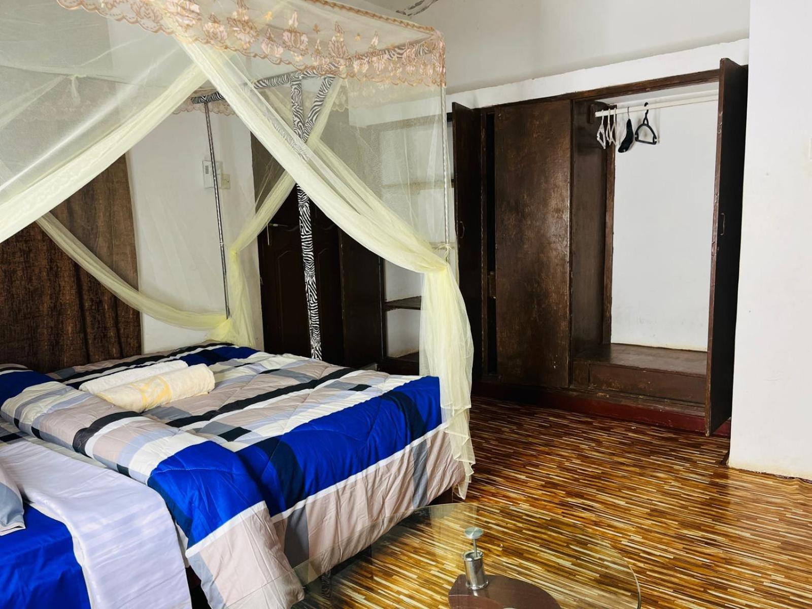 Akogo House - Bnb , Hostel, Backpackers & Volunteer Center Mombasa Esterno foto