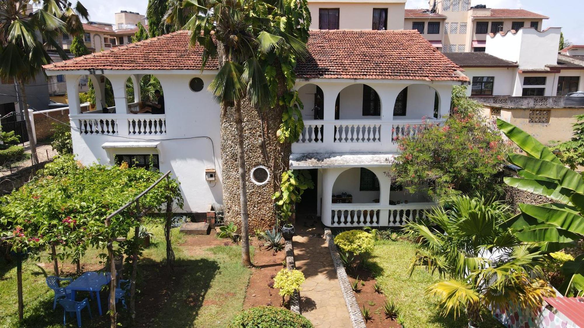 Akogo House - Bnb , Hostel, Backpackers & Volunteer Center Mombasa Esterno foto