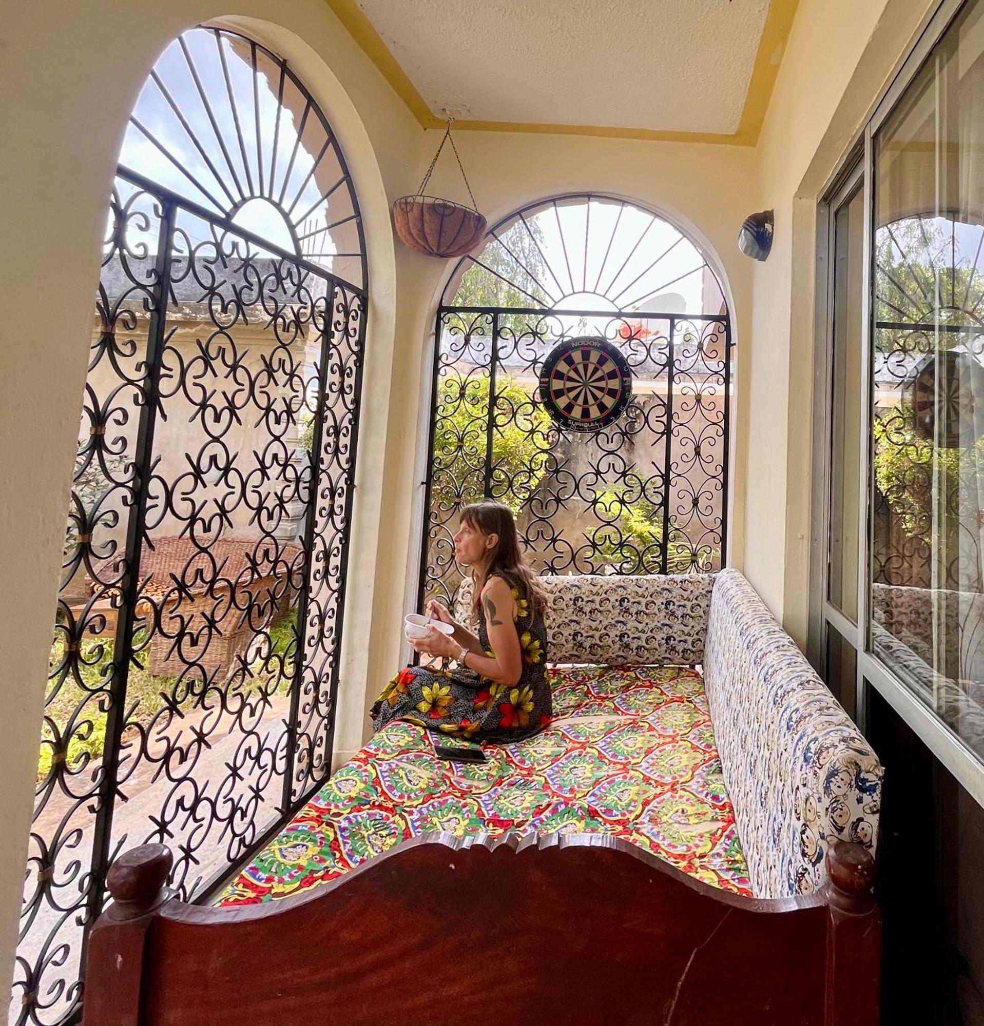 Akogo House - Bnb , Hostel, Backpackers & Volunteer Center Mombasa Esterno foto