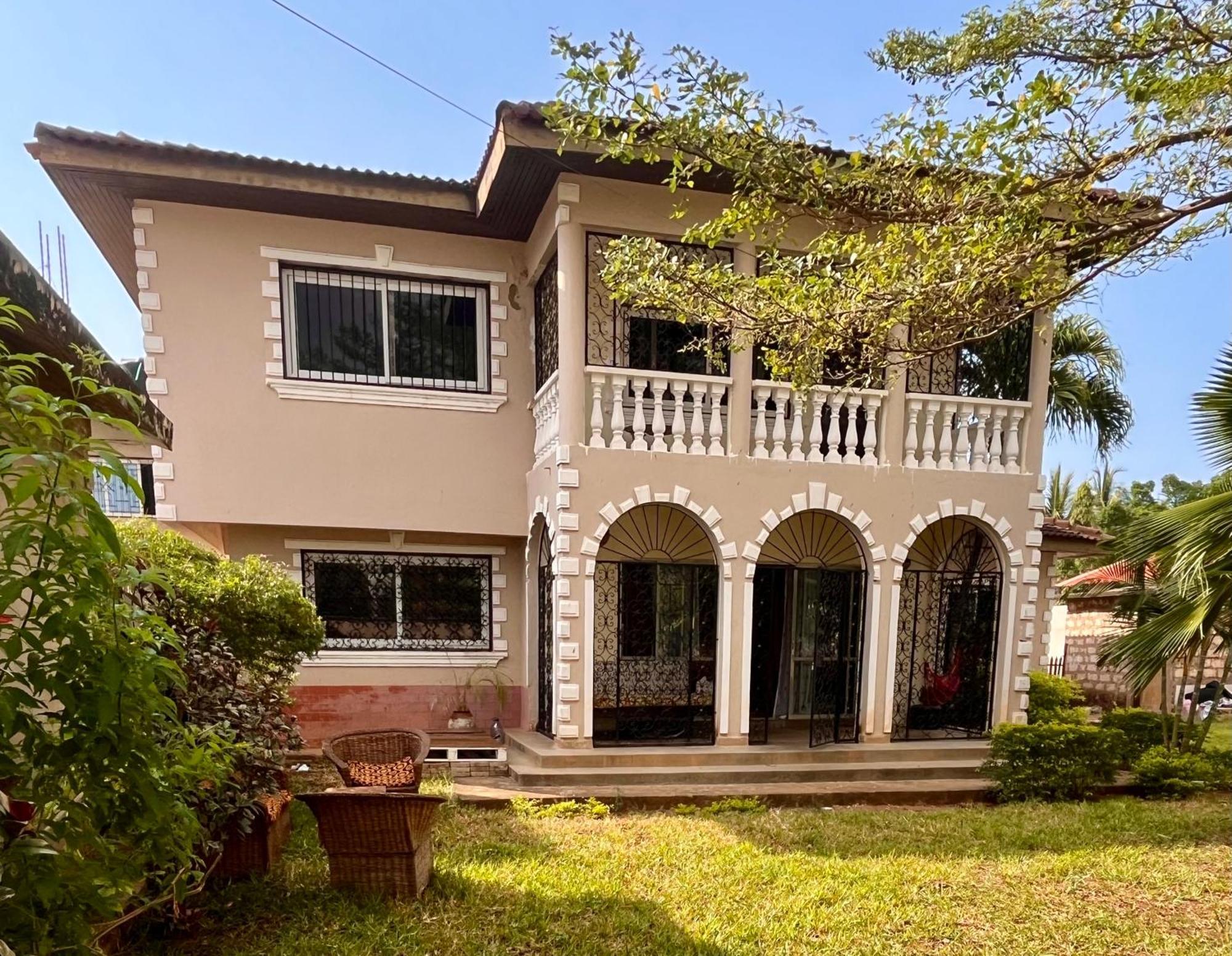 Akogo House - Bnb , Hostel, Backpackers & Volunteer Center Mombasa Esterno foto
