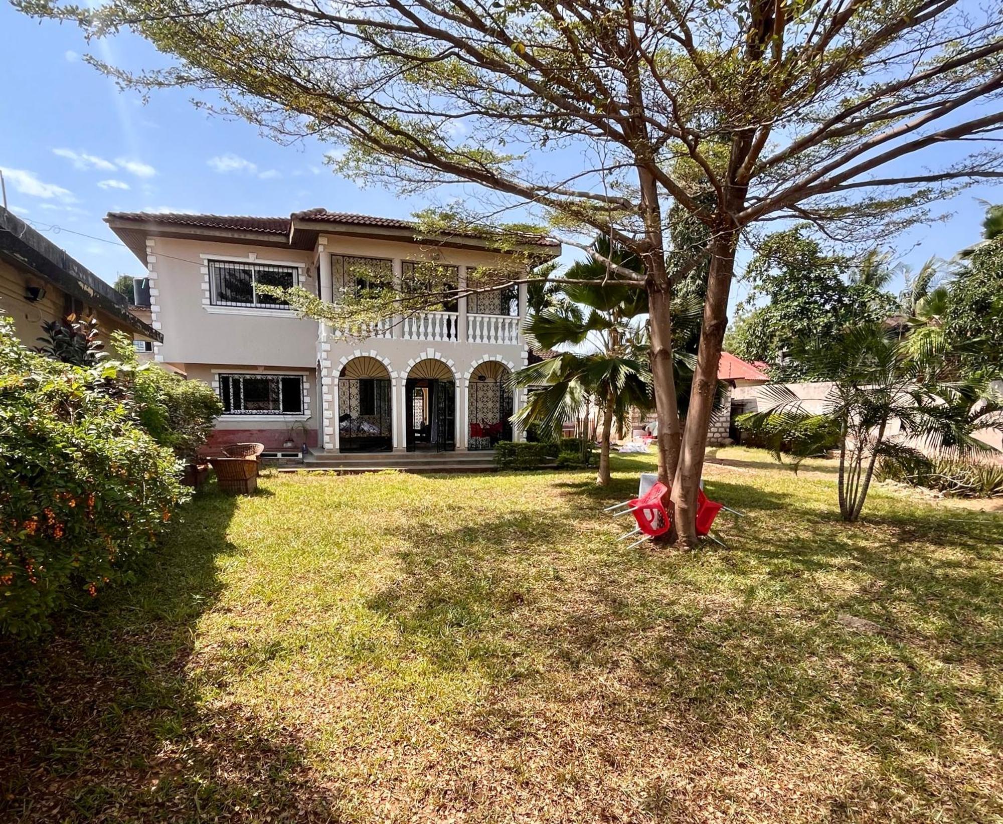 Akogo House - Bnb , Hostel, Backpackers & Volunteer Center Mombasa Esterno foto