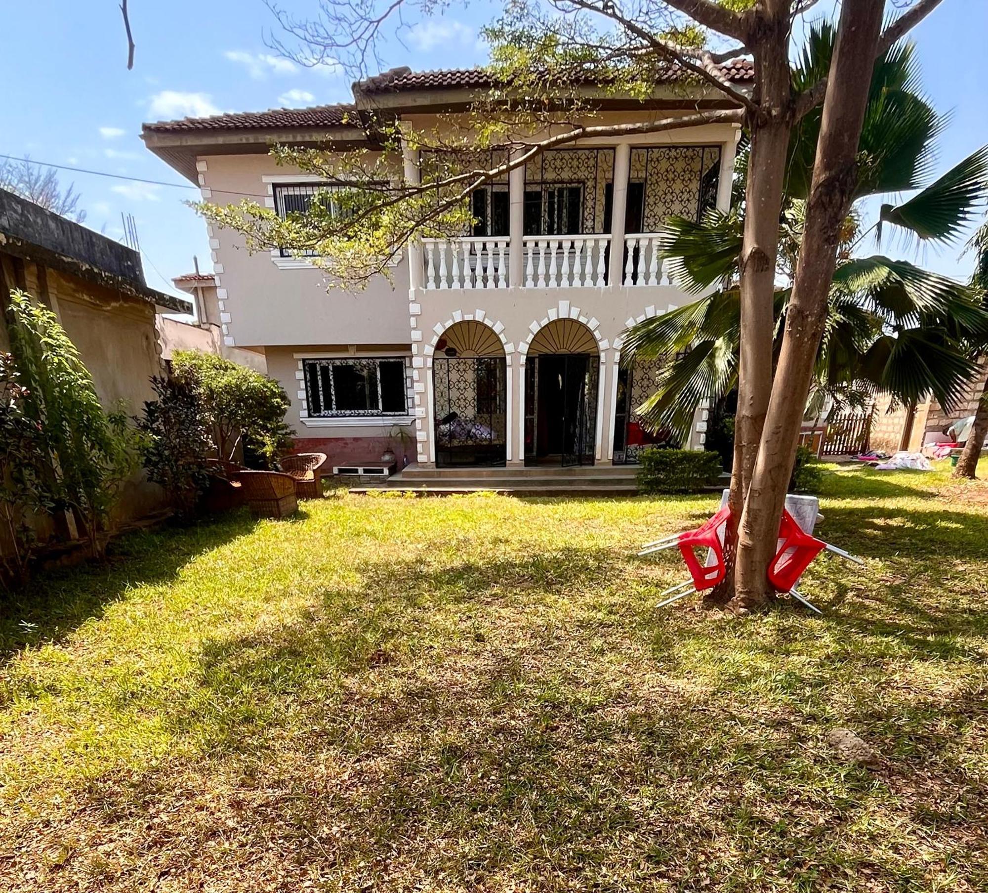 Akogo House - Bnb , Hostel, Backpackers & Volunteer Center Mombasa Esterno foto