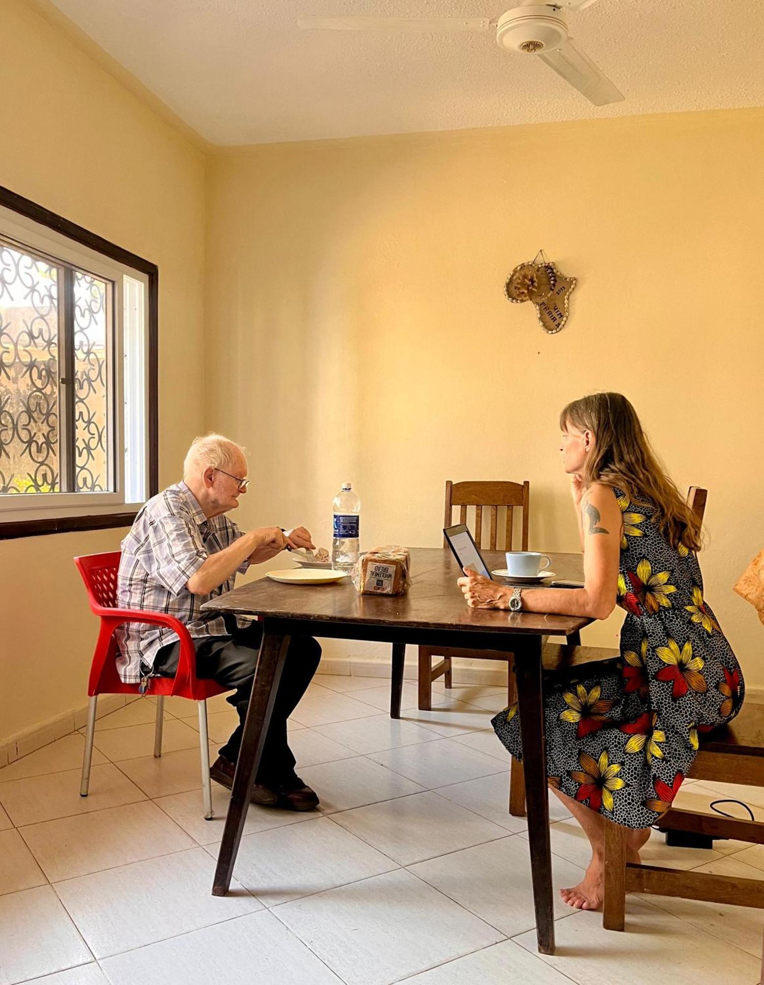 Akogo House - Bnb , Hostel, Backpackers & Volunteer Center Mombasa Esterno foto