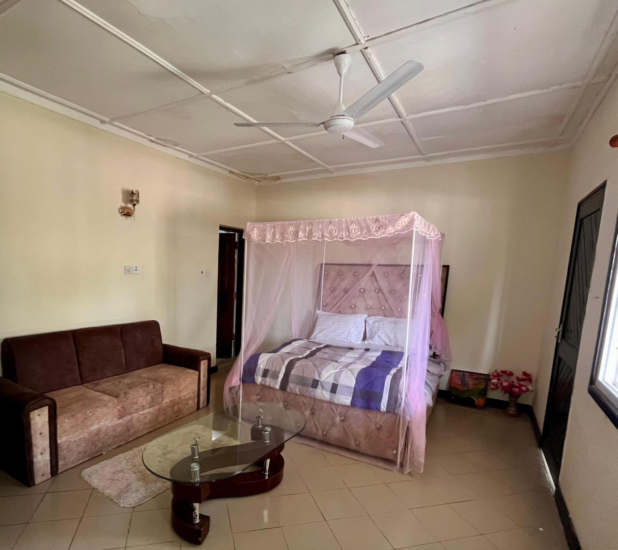 Akogo House - Bnb , Hostel, Backpackers & Volunteer Center Mombasa Esterno foto
