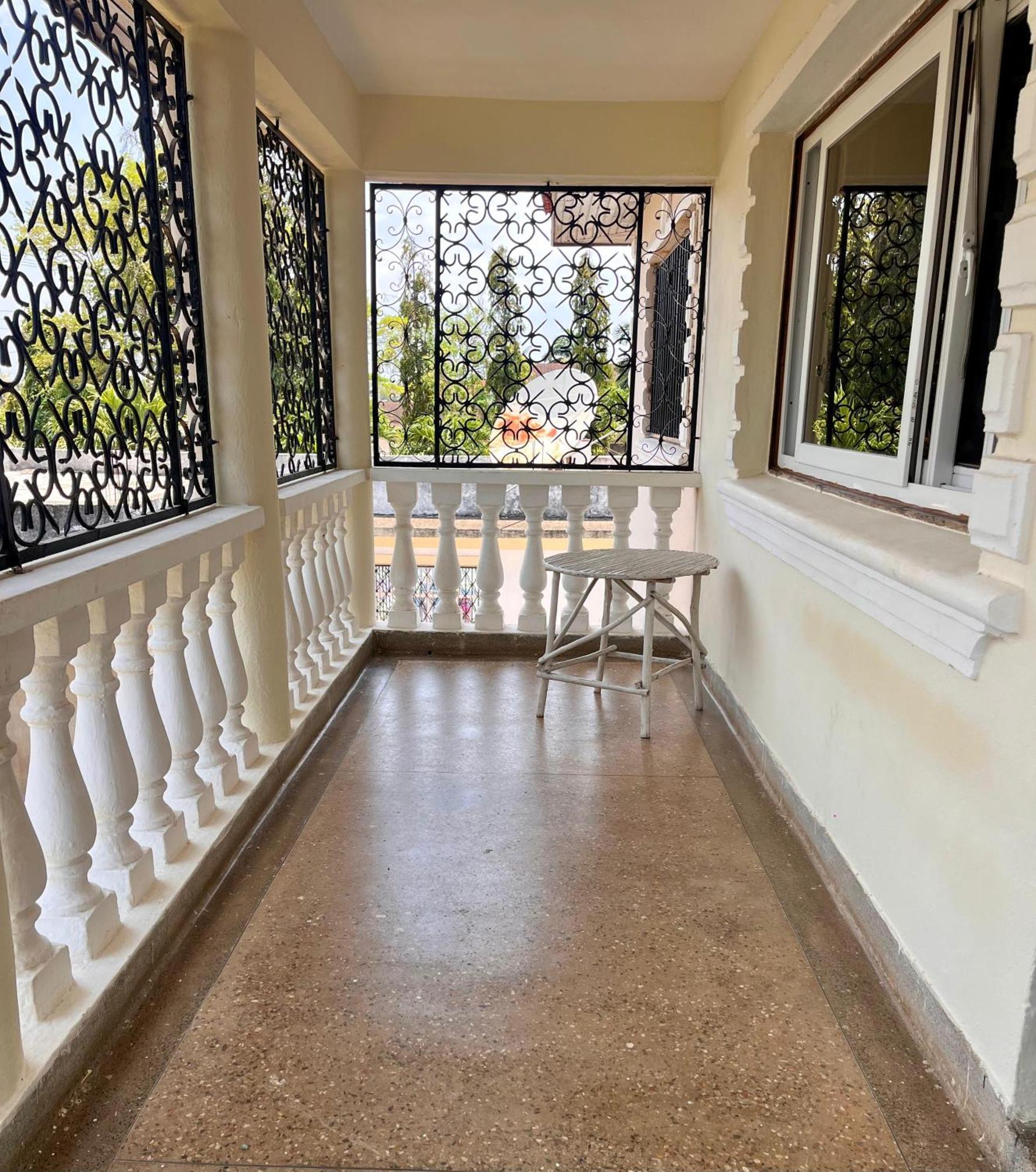 Akogo House - Bnb , Hostel, Backpackers & Volunteer Center Mombasa Esterno foto