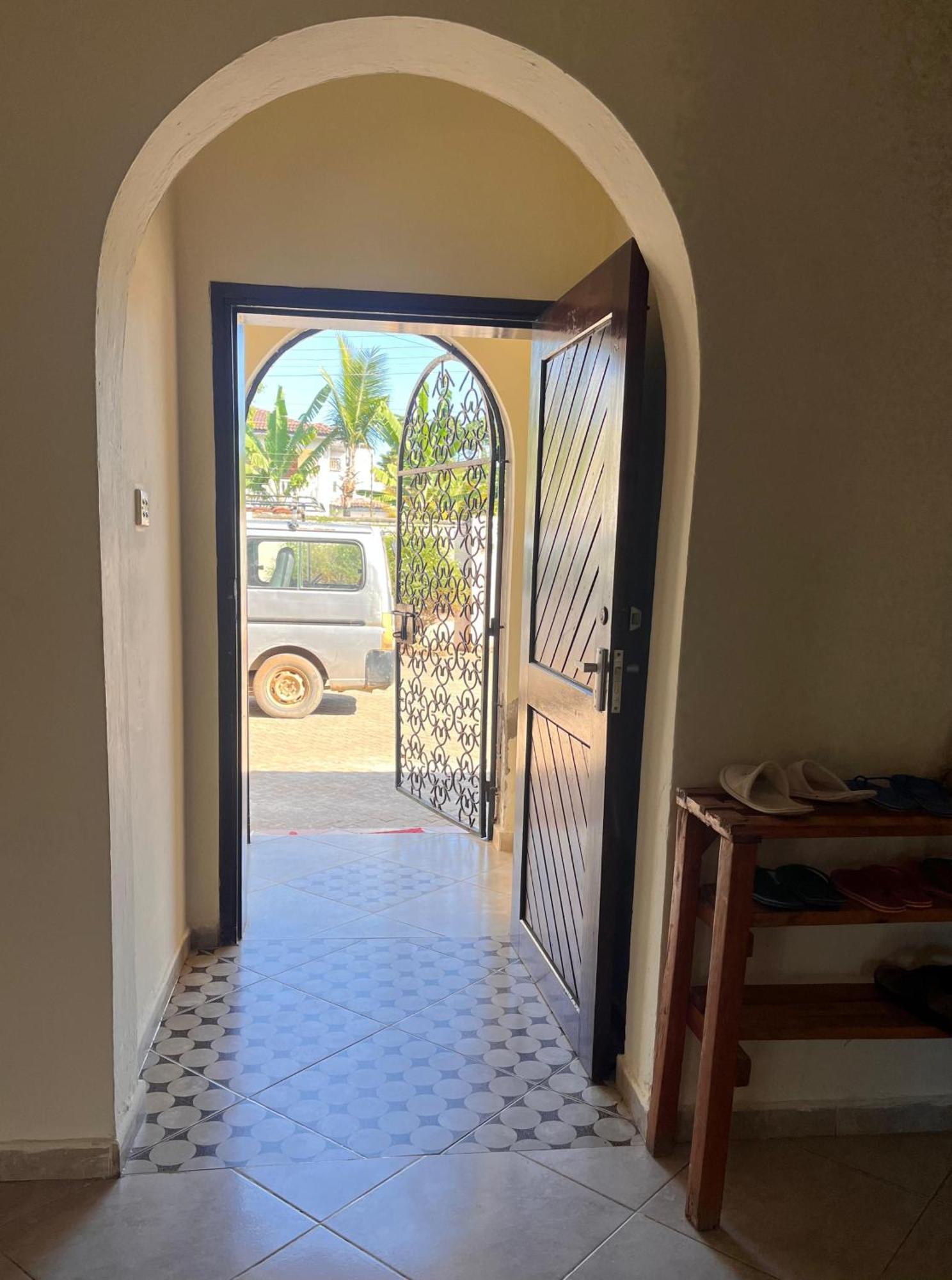 Akogo House - Bnb , Hostel, Backpackers & Volunteer Center Mombasa Esterno foto