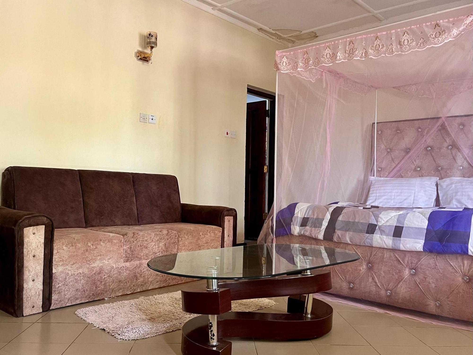 Akogo House - Bnb , Hostel, Backpackers & Volunteer Center Mombasa Esterno foto
