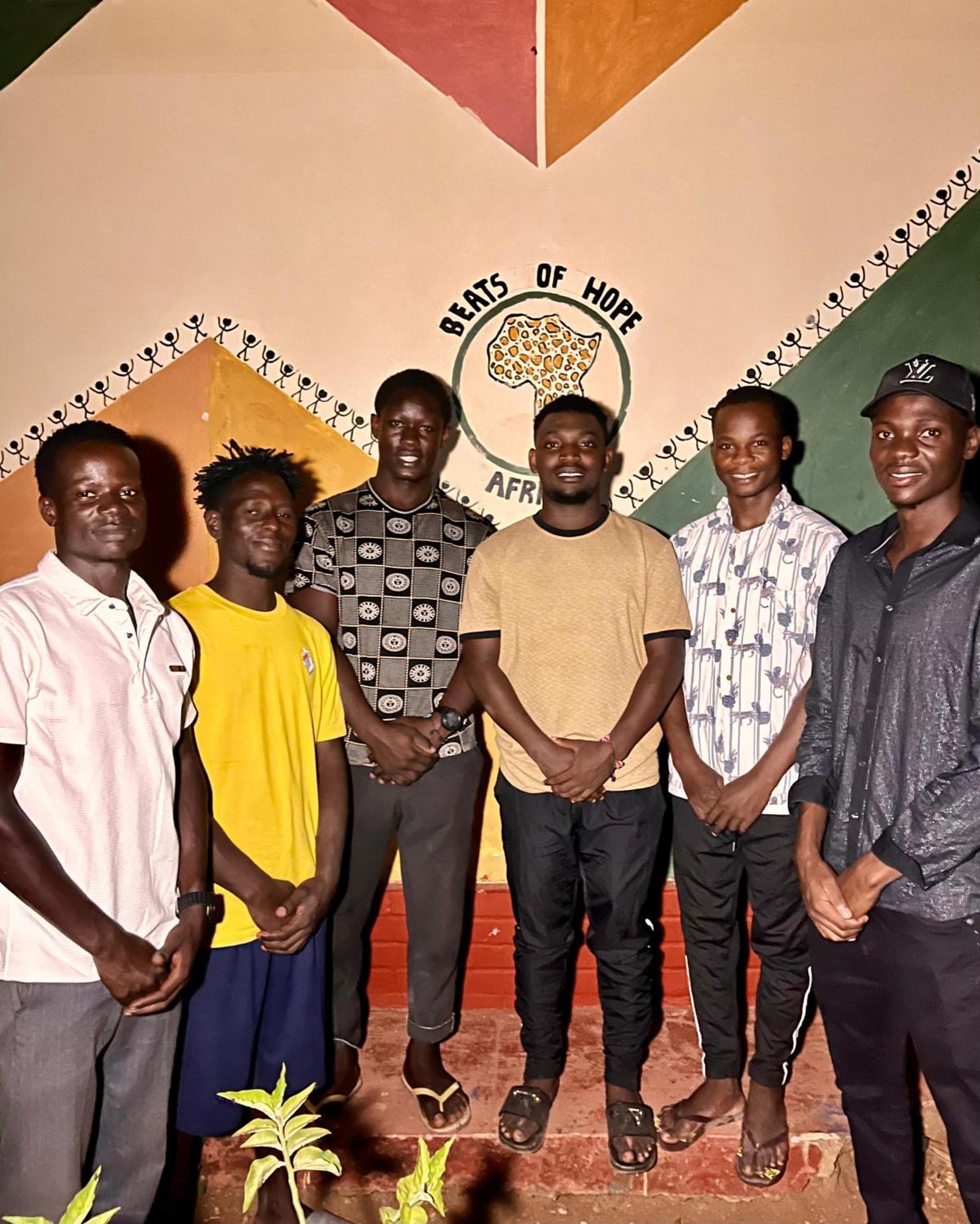 Akogo House - Bnb , Hostel, Backpackers & Volunteer Center Mombasa Esterno foto