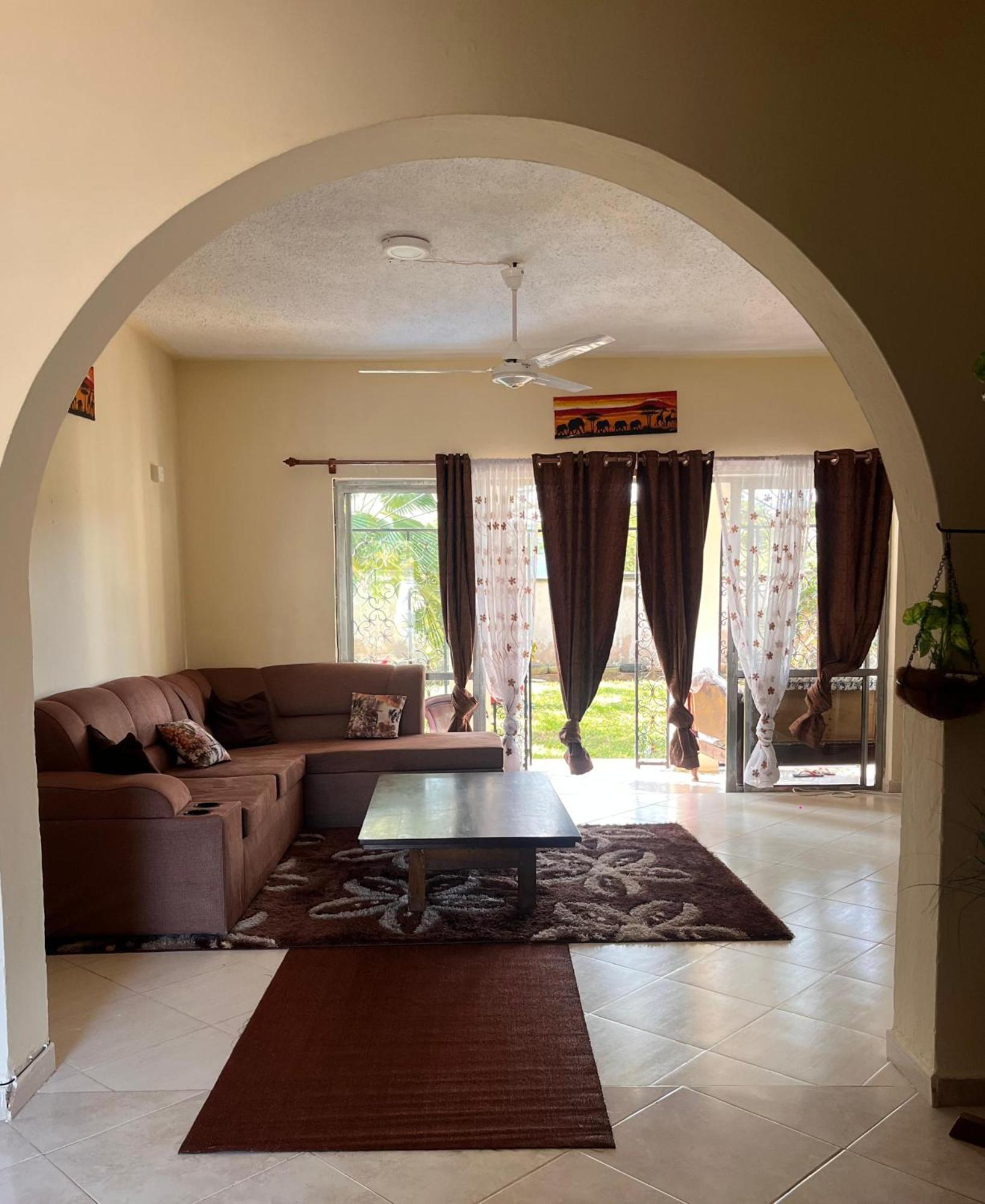 Akogo House - Bnb , Hostel, Backpackers & Volunteer Center Mombasa Esterno foto