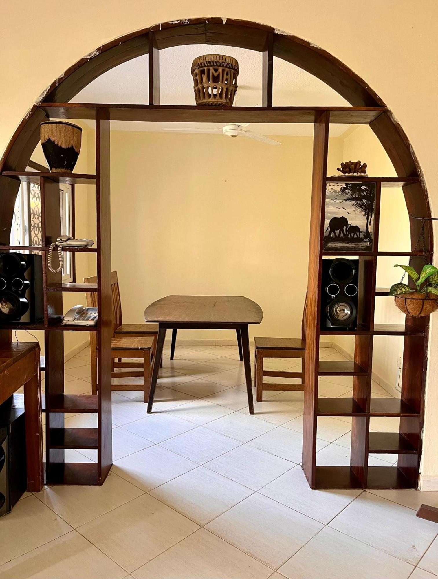 Akogo House - Bnb , Hostel, Backpackers & Volunteer Center Mombasa Esterno foto
