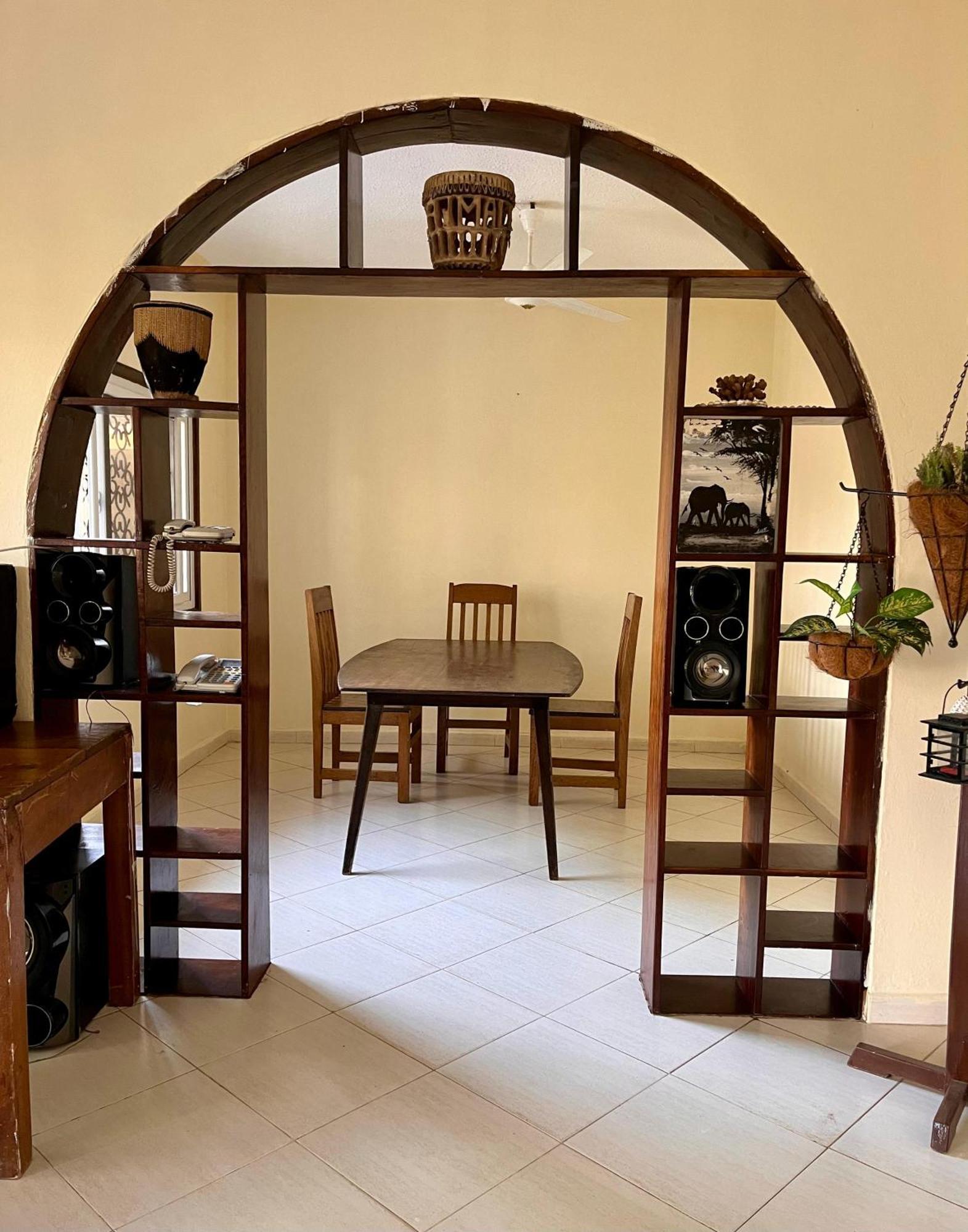 Akogo House - Bnb , Hostel, Backpackers & Volunteer Center Mombasa Esterno foto