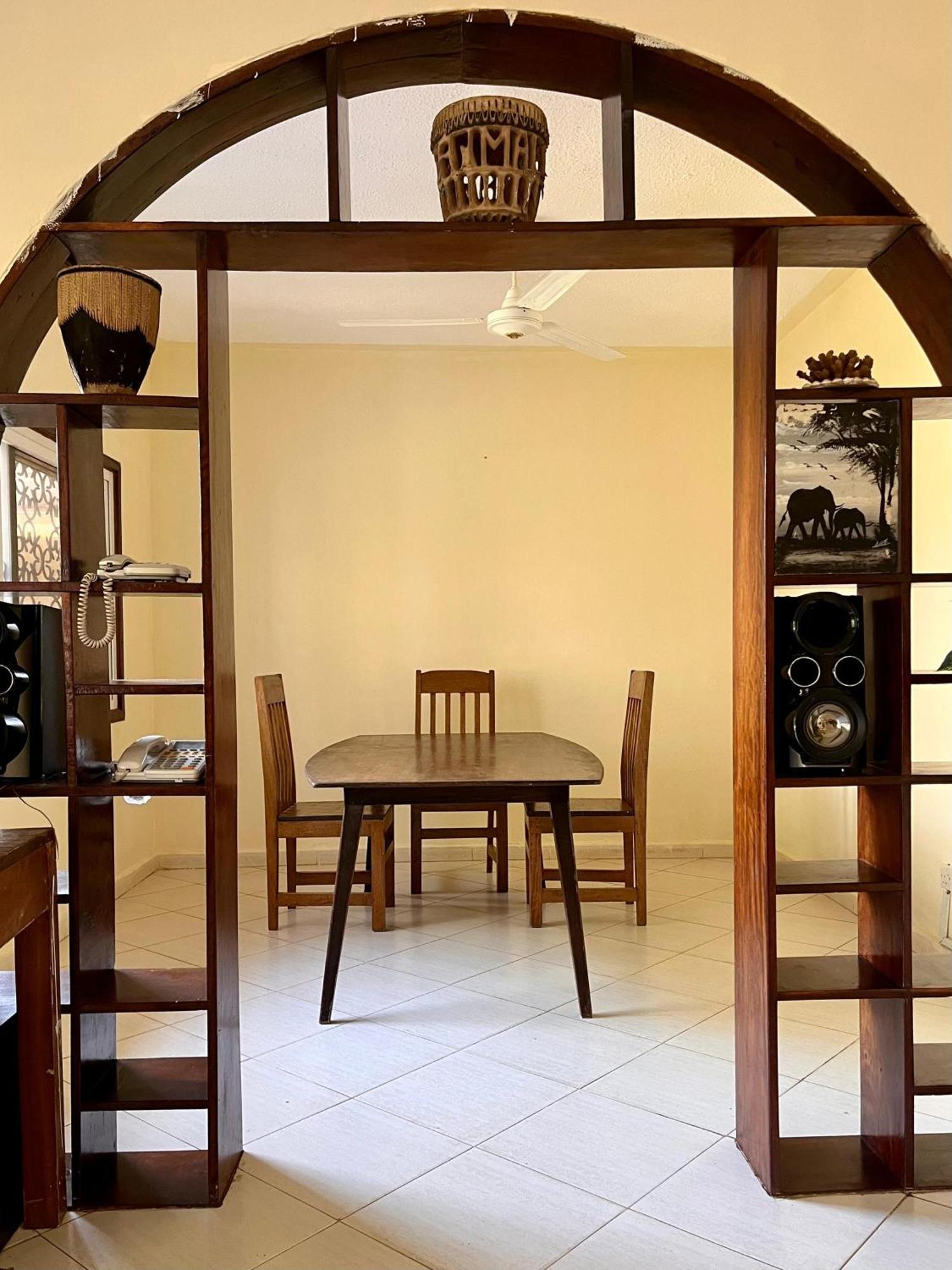 Akogo House - Bnb , Hostel, Backpackers & Volunteer Center Mombasa Esterno foto