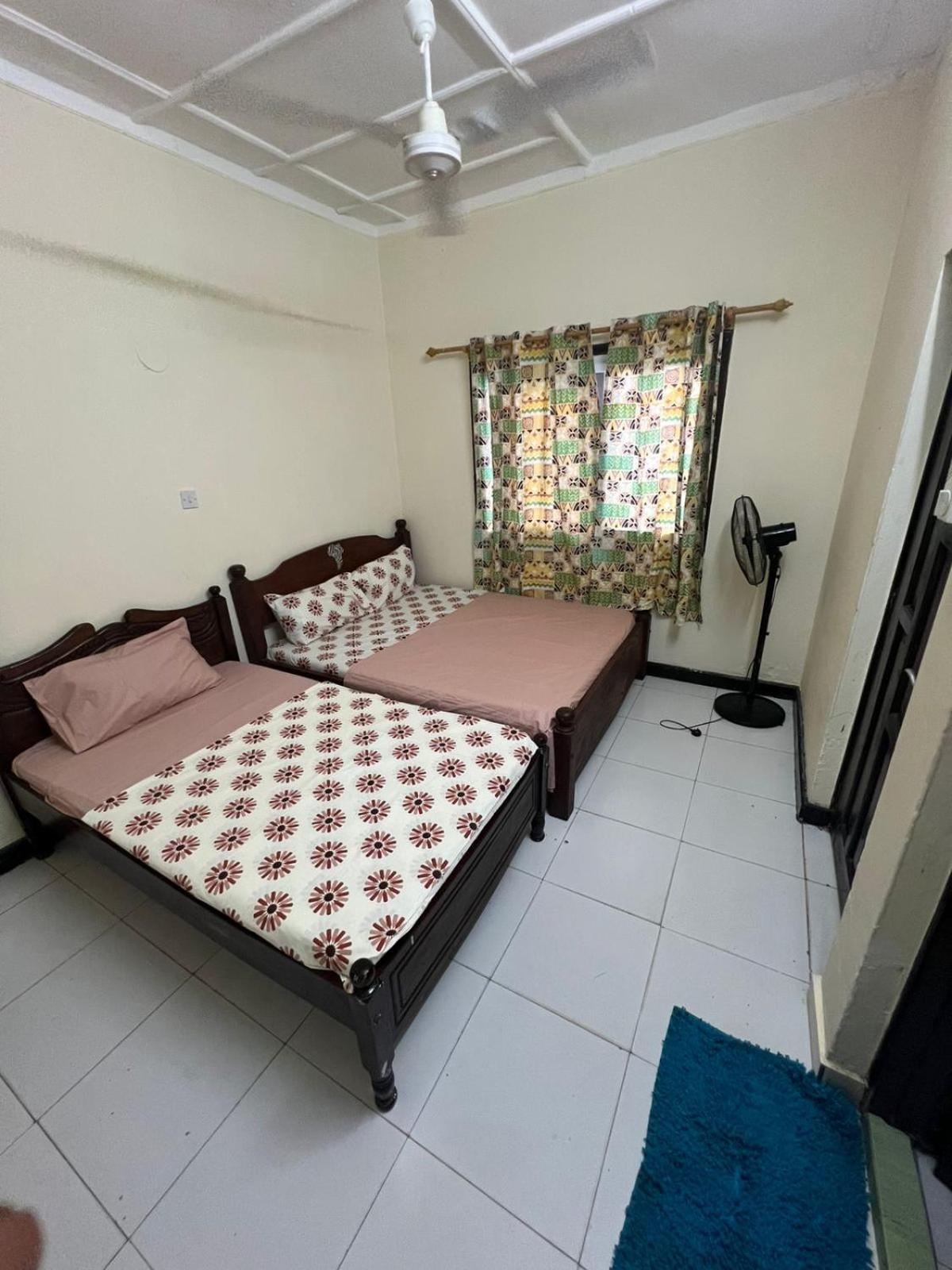 Akogo House - Bnb , Hostel, Backpackers & Volunteer Center Mombasa Esterno foto