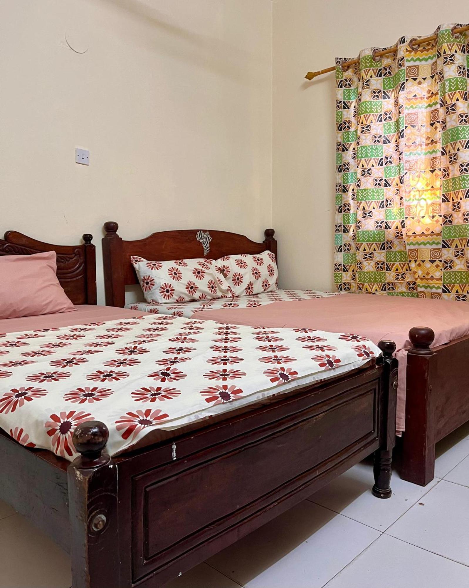 Akogo House - Bnb , Hostel, Backpackers & Volunteer Center Mombasa Esterno foto