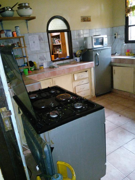 Akogo House - Bnb , Hostel, Backpackers & Volunteer Center Mombasa Esterno foto