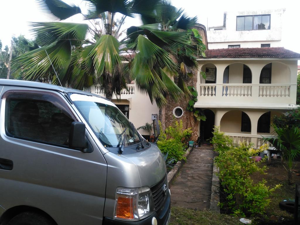 Akogo House - Bnb , Hostel, Backpackers & Volunteer Center Mombasa Esterno foto
