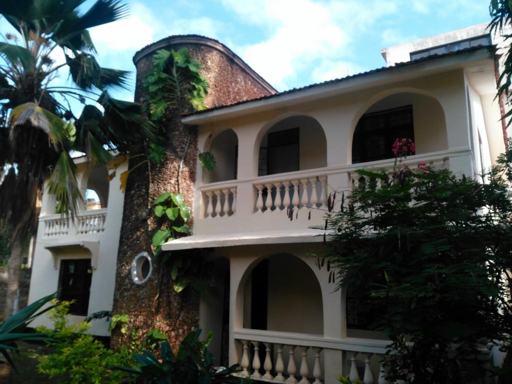 Akogo House - Bnb , Hostel, Backpackers & Volunteer Center Mombasa Esterno foto