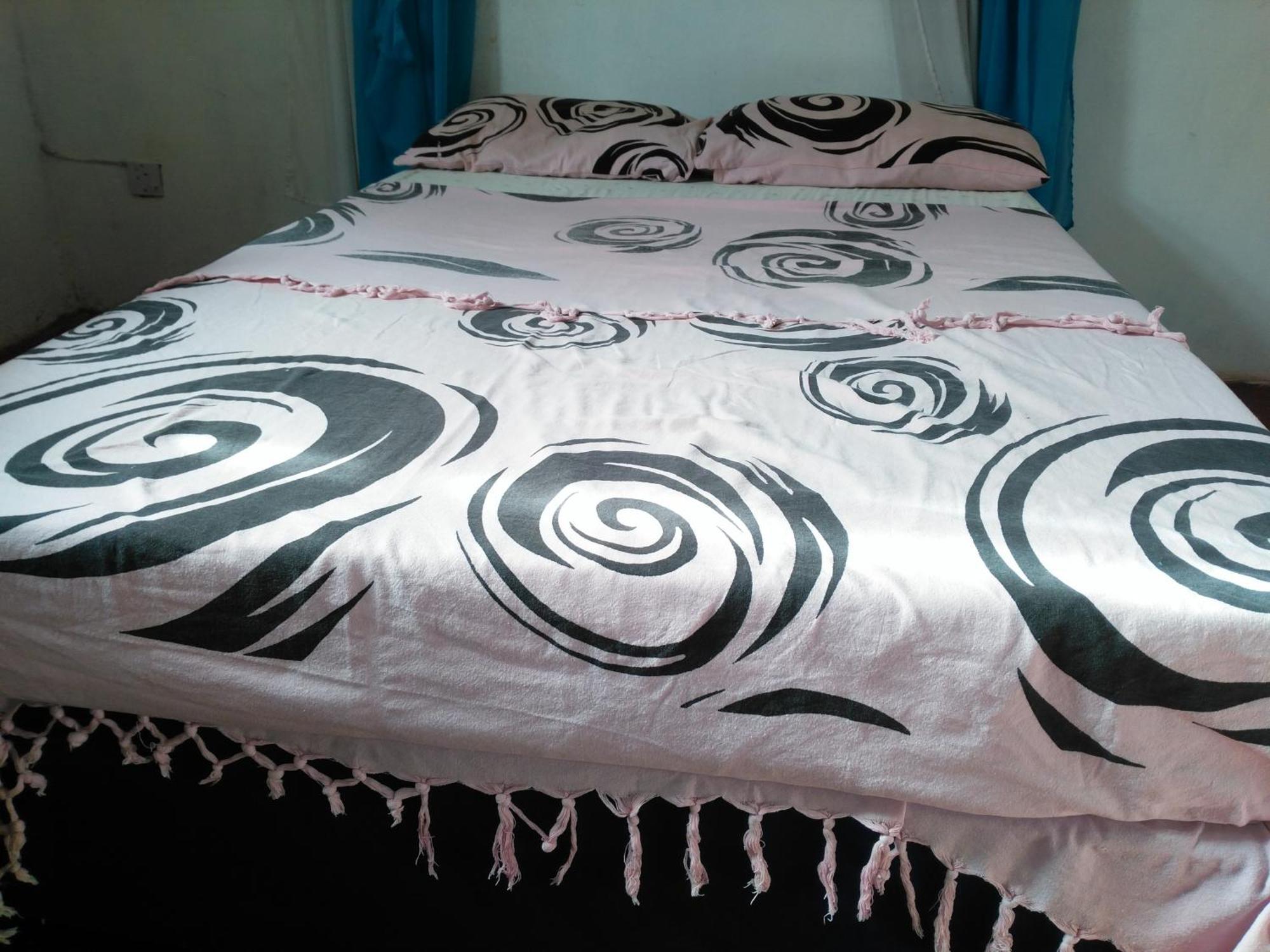 Akogo House - Bnb , Hostel, Backpackers & Volunteer Center Mombasa Esterno foto