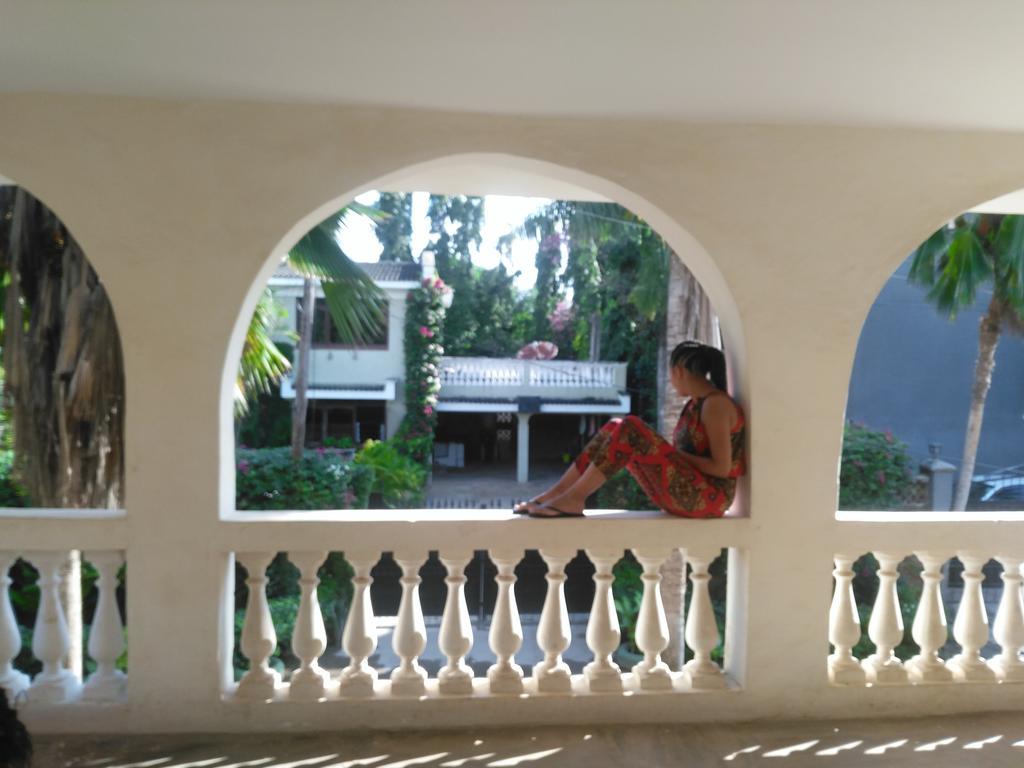 Akogo House - Bnb , Hostel, Backpackers & Volunteer Center Mombasa Esterno foto