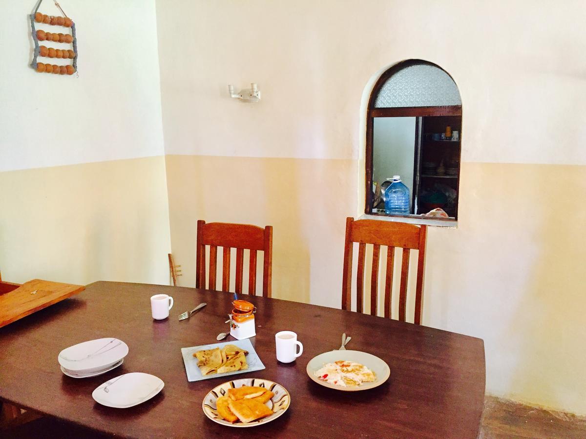 Akogo House - Bnb , Hostel, Backpackers & Volunteer Center Mombasa Esterno foto