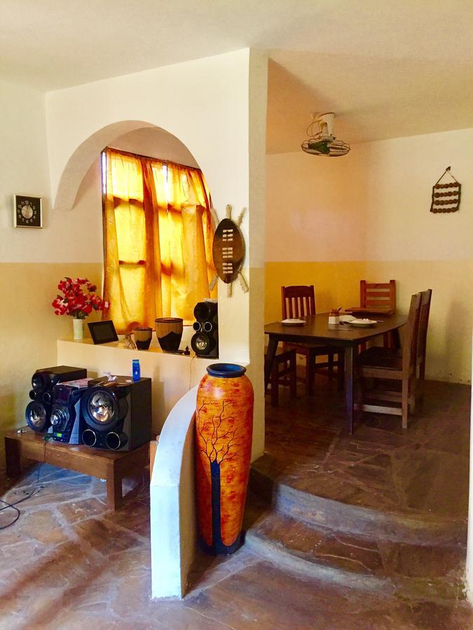 Akogo House - Bnb , Hostel, Backpackers & Volunteer Center Mombasa Esterno foto