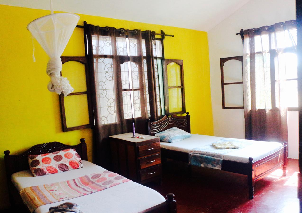 Akogo House - Bnb , Hostel, Backpackers & Volunteer Center Mombasa Esterno foto