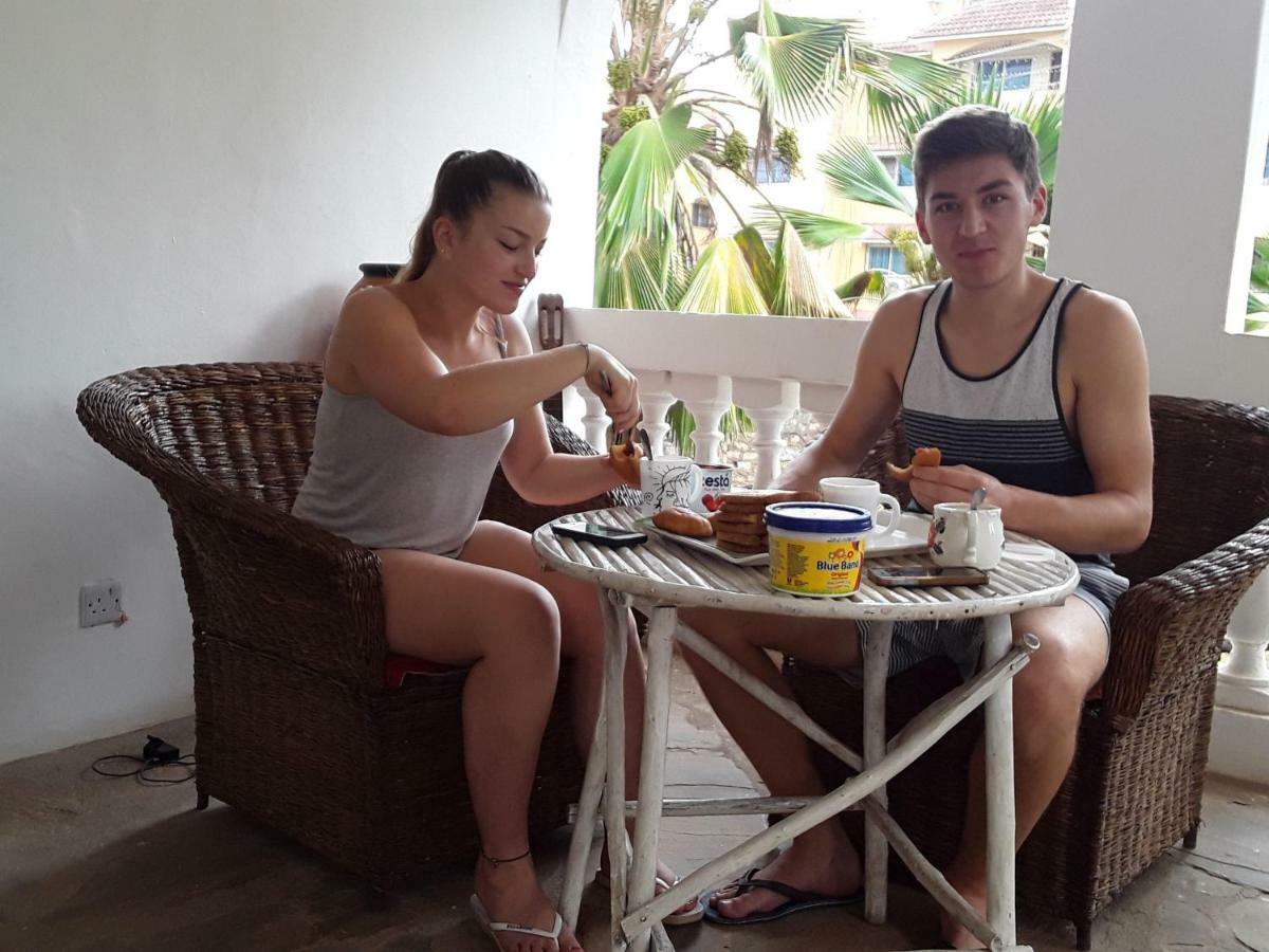 Akogo House - Bnb , Hostel, Backpackers & Volunteer Center Mombasa Esterno foto