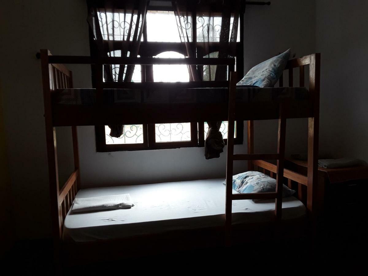 Akogo House - Bnb , Hostel, Backpackers & Volunteer Center Mombasa Esterno foto
