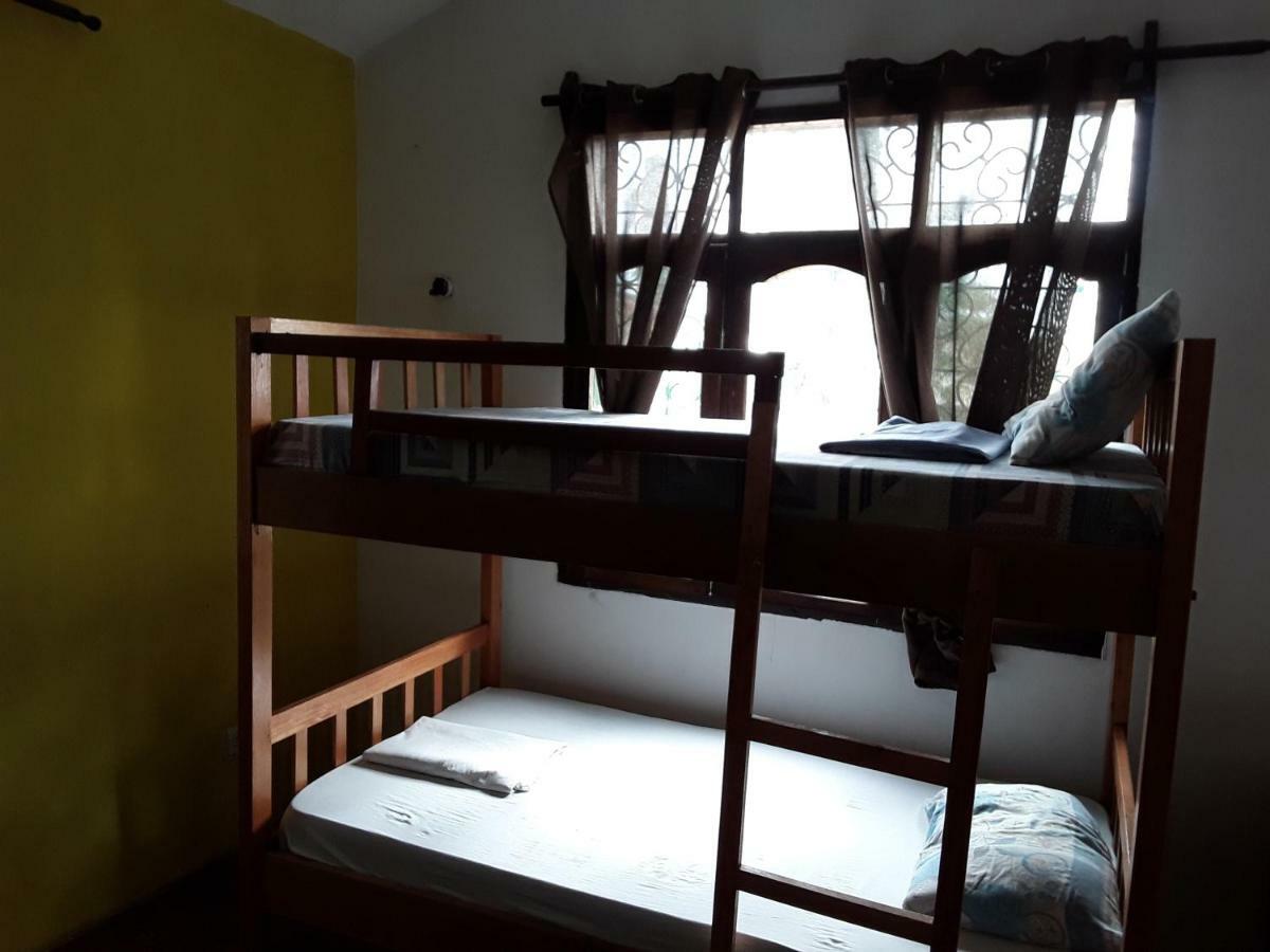 Akogo House - Bnb , Hostel, Backpackers & Volunteer Center Mombasa Esterno foto