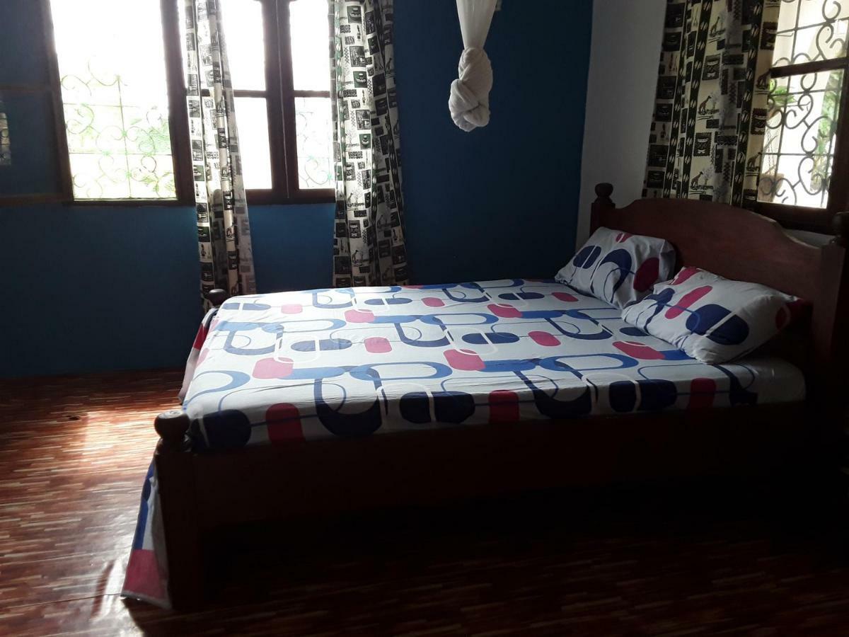 Akogo House - Bnb , Hostel, Backpackers & Volunteer Center Mombasa Esterno foto