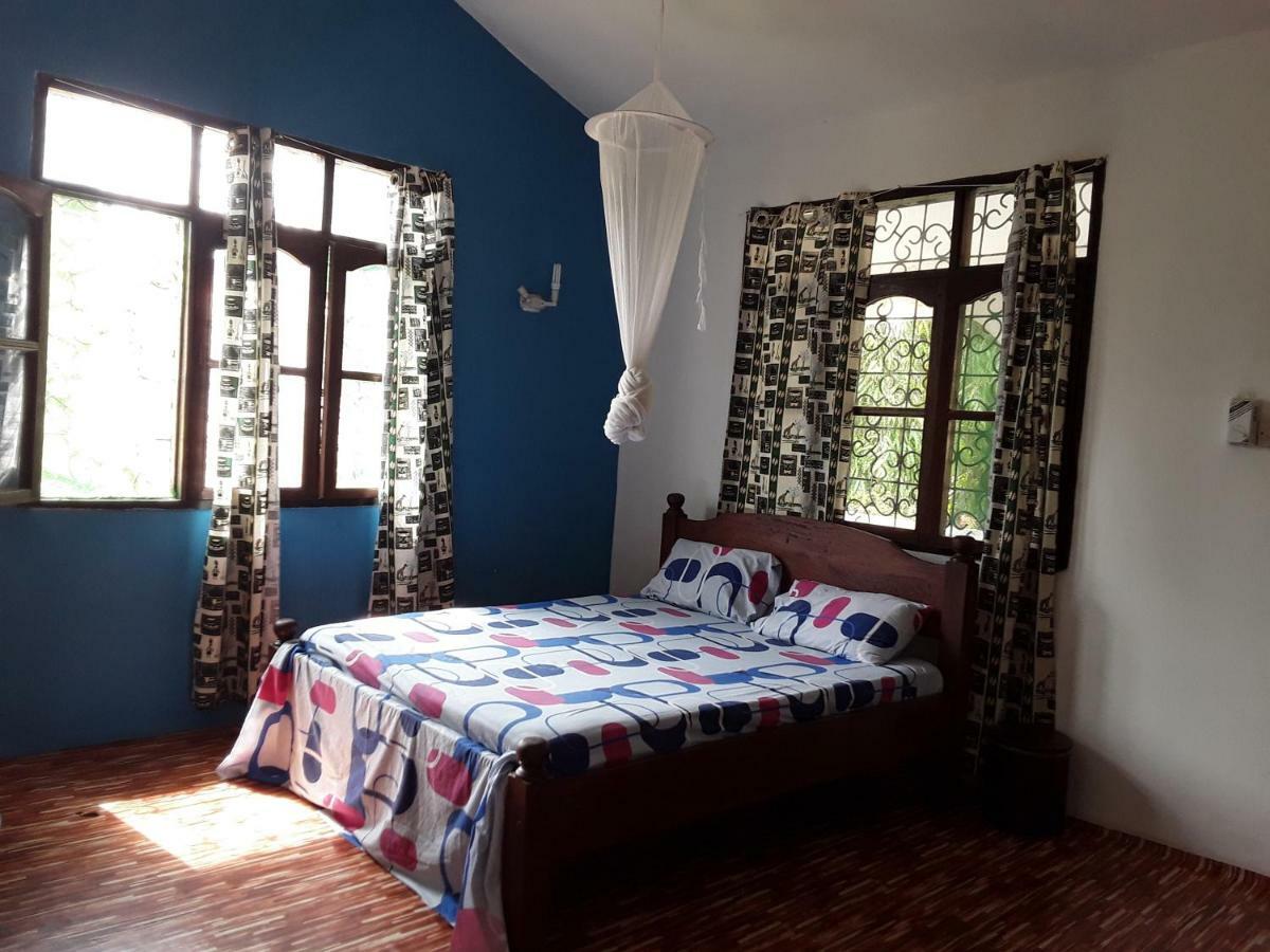 Akogo House - Bnb , Hostel, Backpackers & Volunteer Center Mombasa Esterno foto