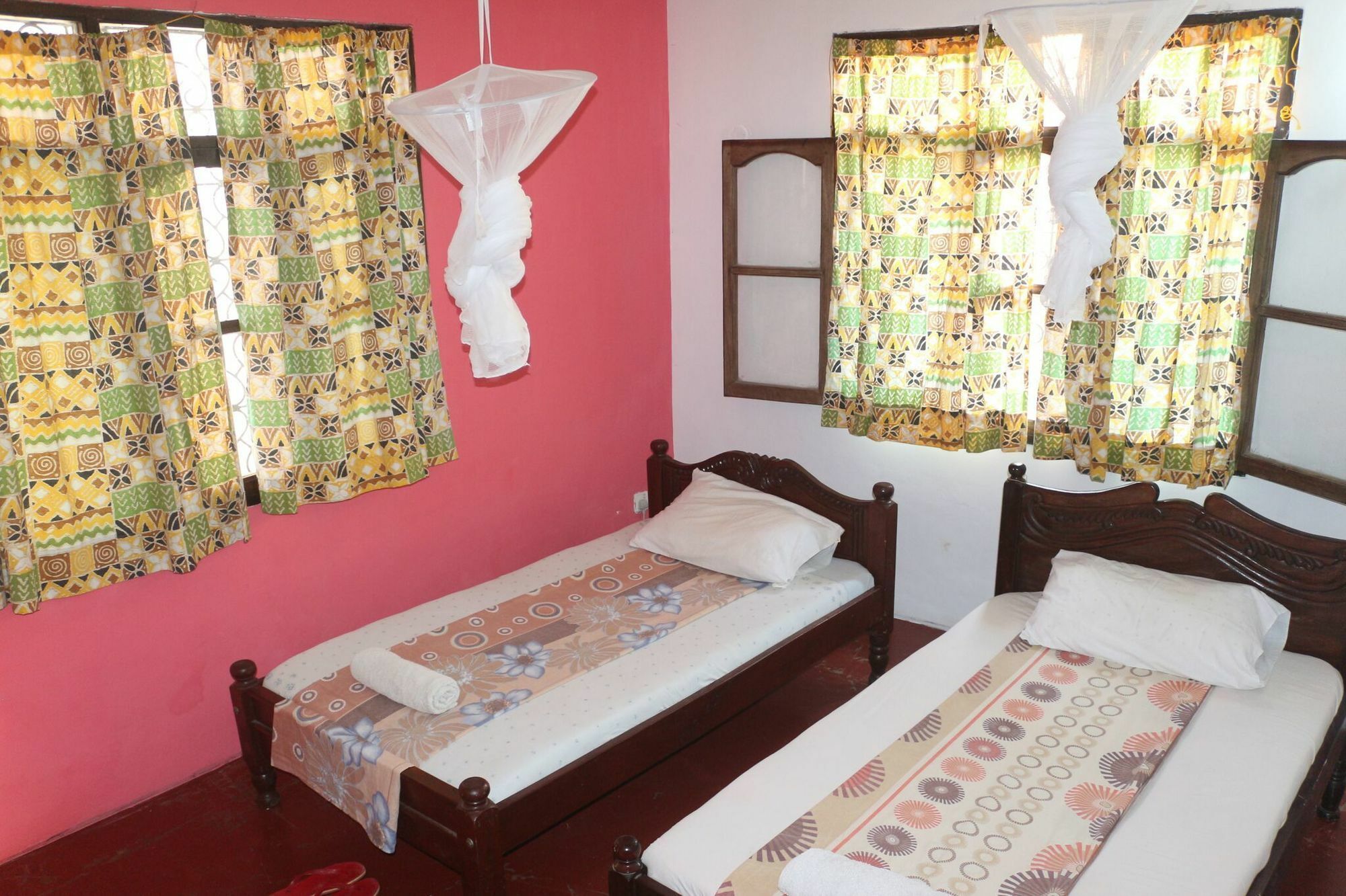 Akogo House - Bnb , Hostel, Backpackers & Volunteer Center Mombasa Esterno foto
