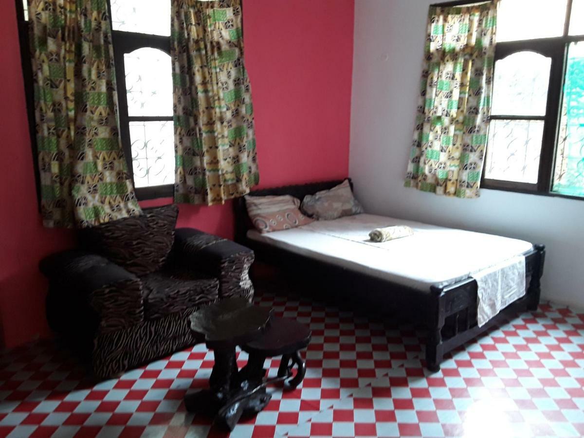 Akogo House - Bnb , Hostel, Backpackers & Volunteer Center Mombasa Esterno foto